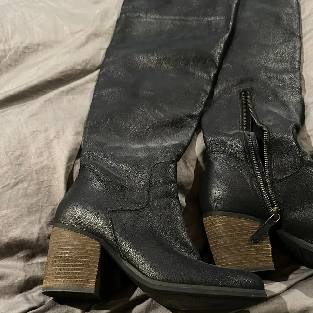 Hinge Women's Black Knee-High Boots